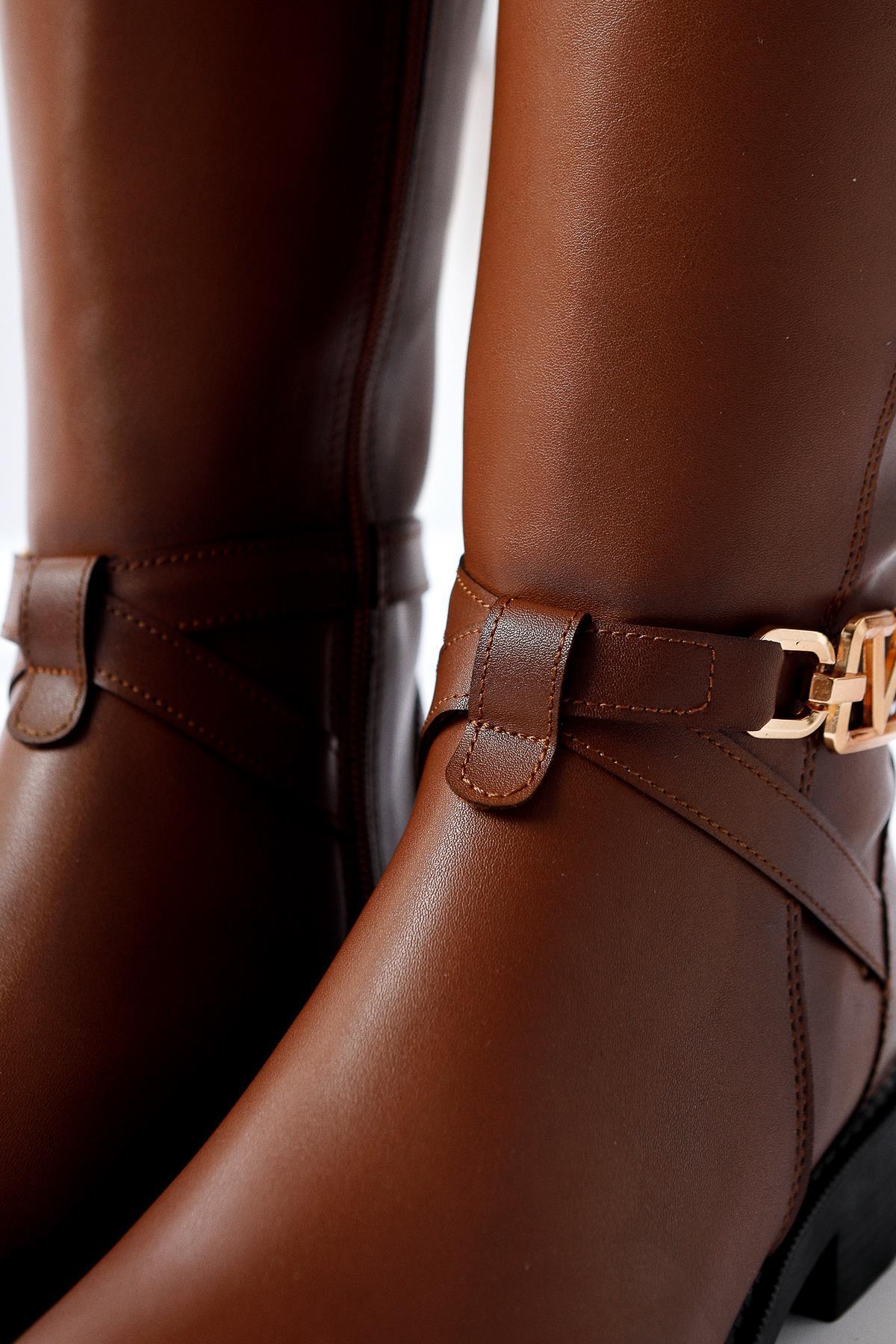 Momena – Cognac Buckle-Detail Zip-Closure Low-Heel Knee-High Boot