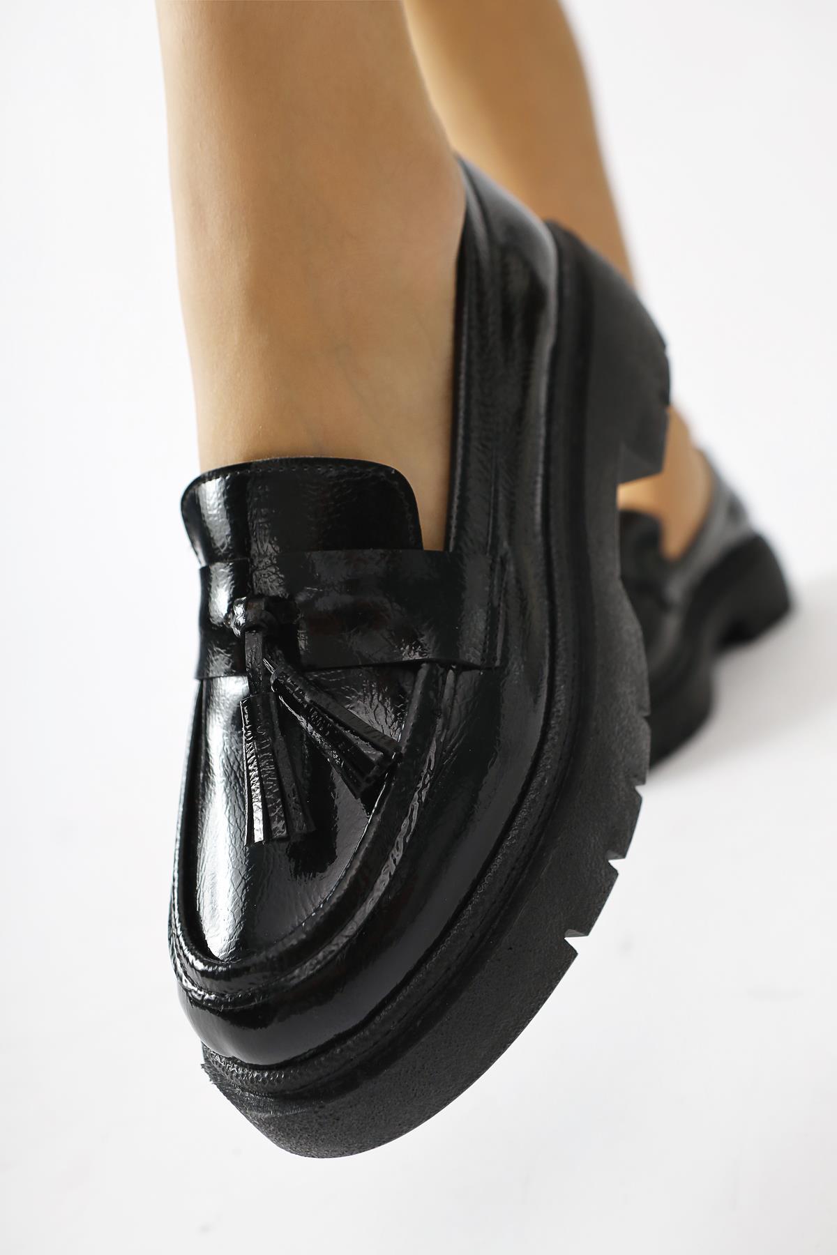 Linni – Black Crinkled Patent Tassel-Detail Loafer (Women)