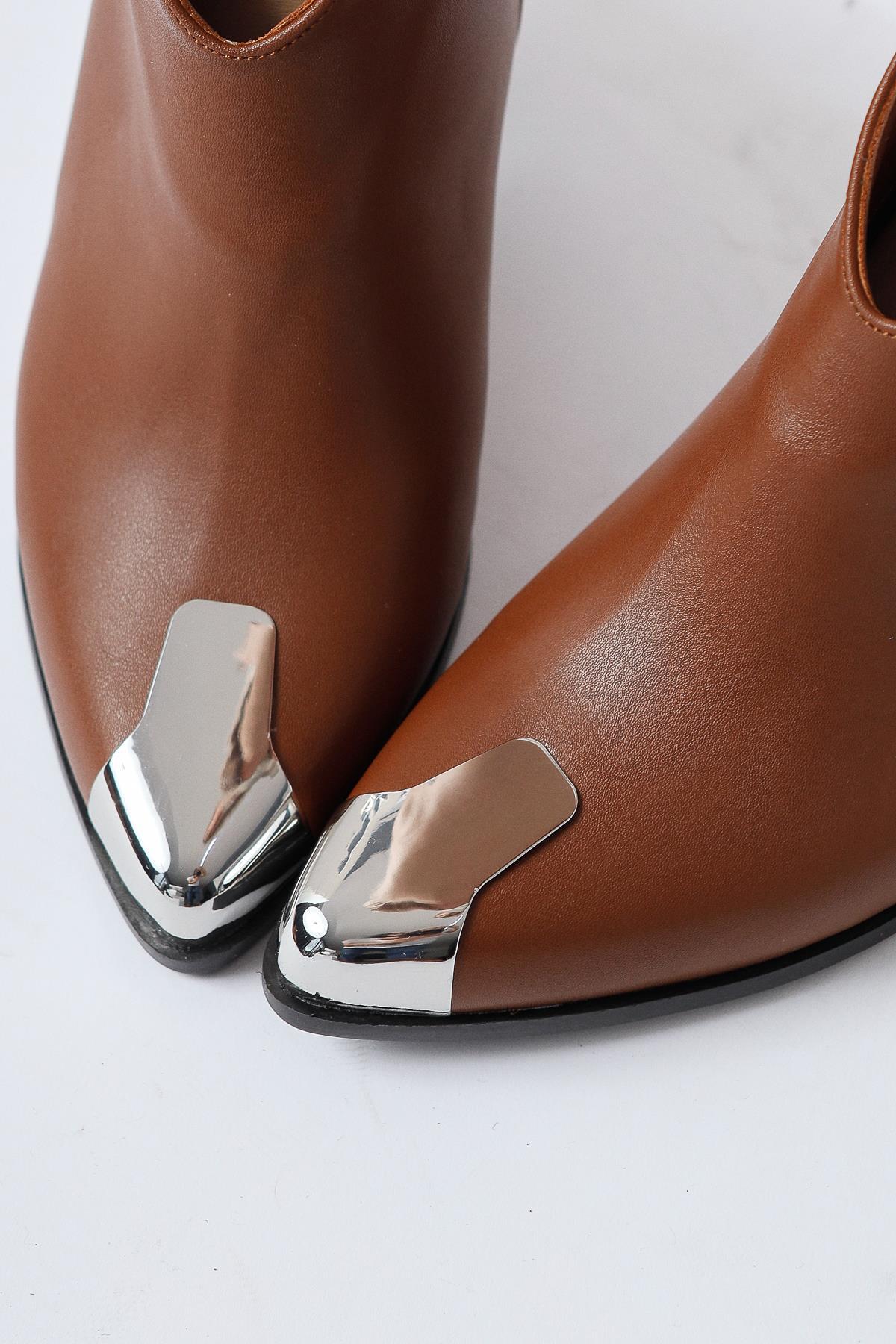 Jay – Cognac Pointed-Toe Metal-Detail Boot