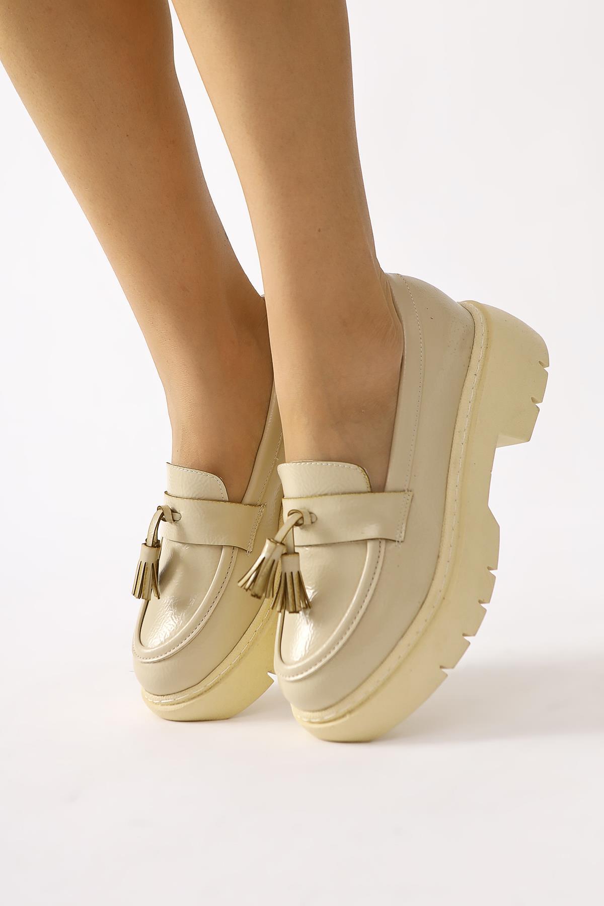 Linni – Nude Crinkled Patent Tassel-Detail Loafer (Women)