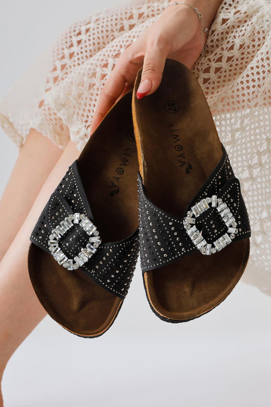 Carolinne Black Single Strap Stone Detailed Women’s Slippers