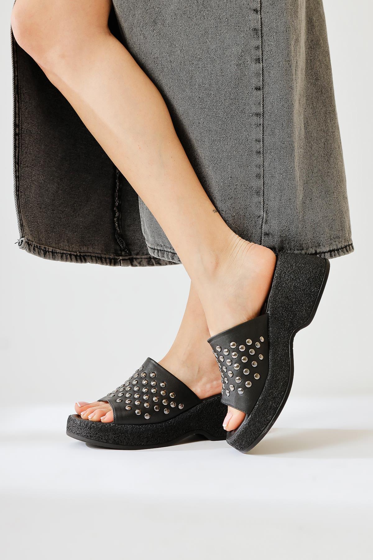 Fenthe – Black Stud-Detail Thick-Soled Slide (Women)