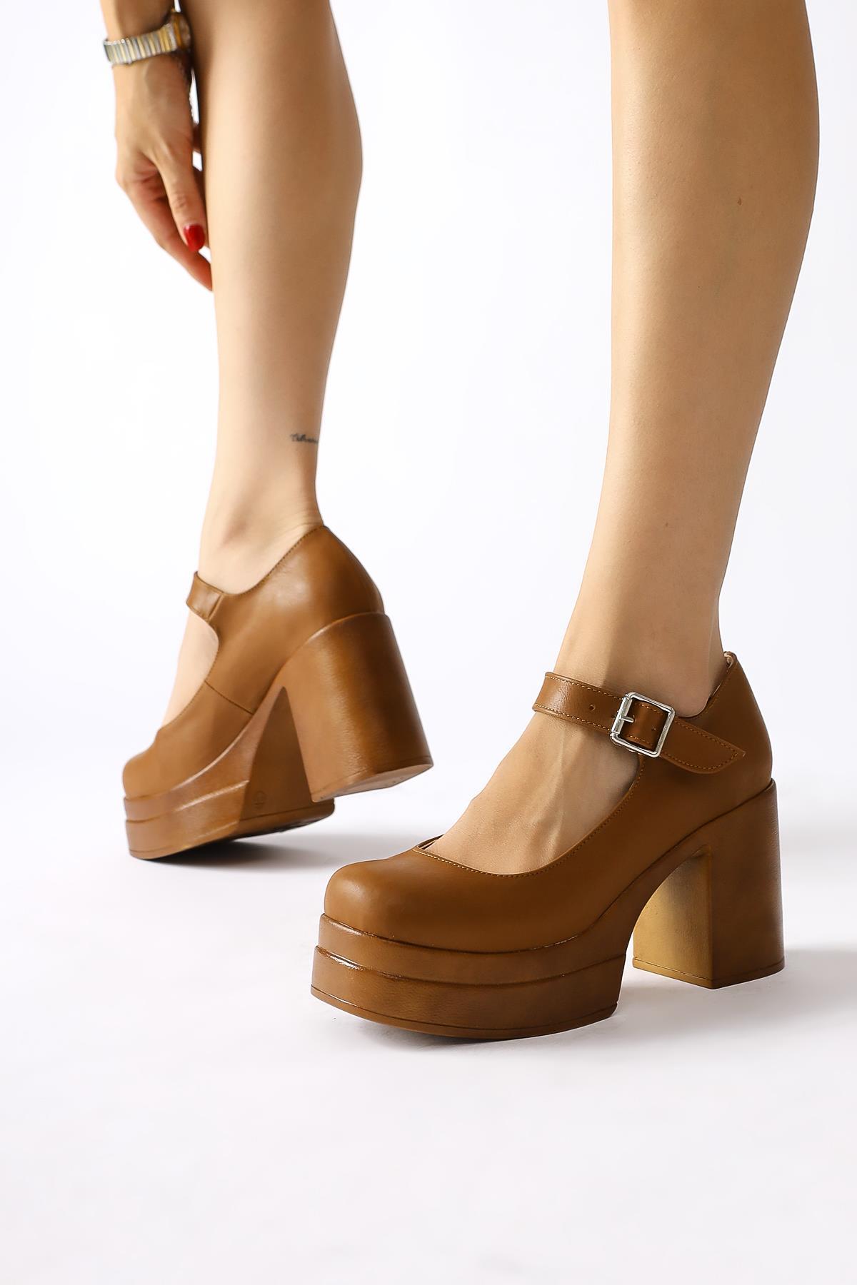 Adelin Taba Oval-Toe Platform Everyday Shoe
