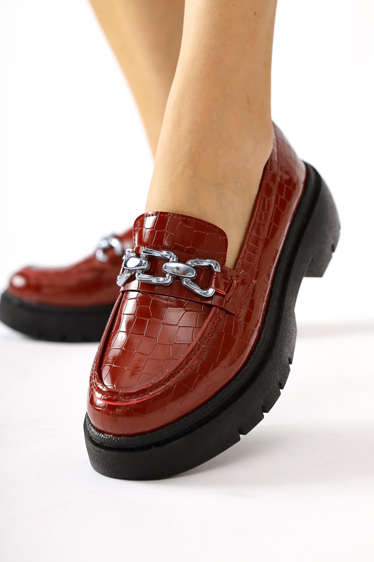 Lucin Burgundy Crocodile Pattern Chain Buckle Detail Moccasin