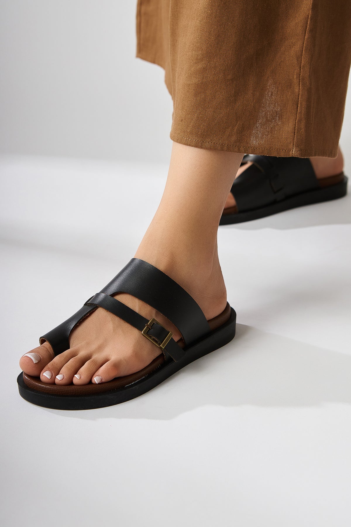Enisa – Black Toe-Post Slide (Women)