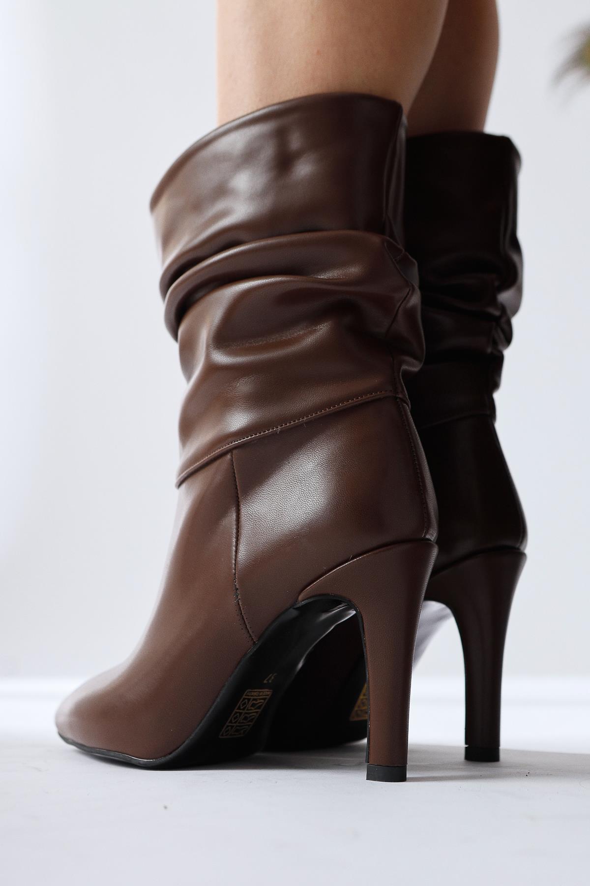 Wilma – Brown Gusseted Slim-Heel Boot (Women)