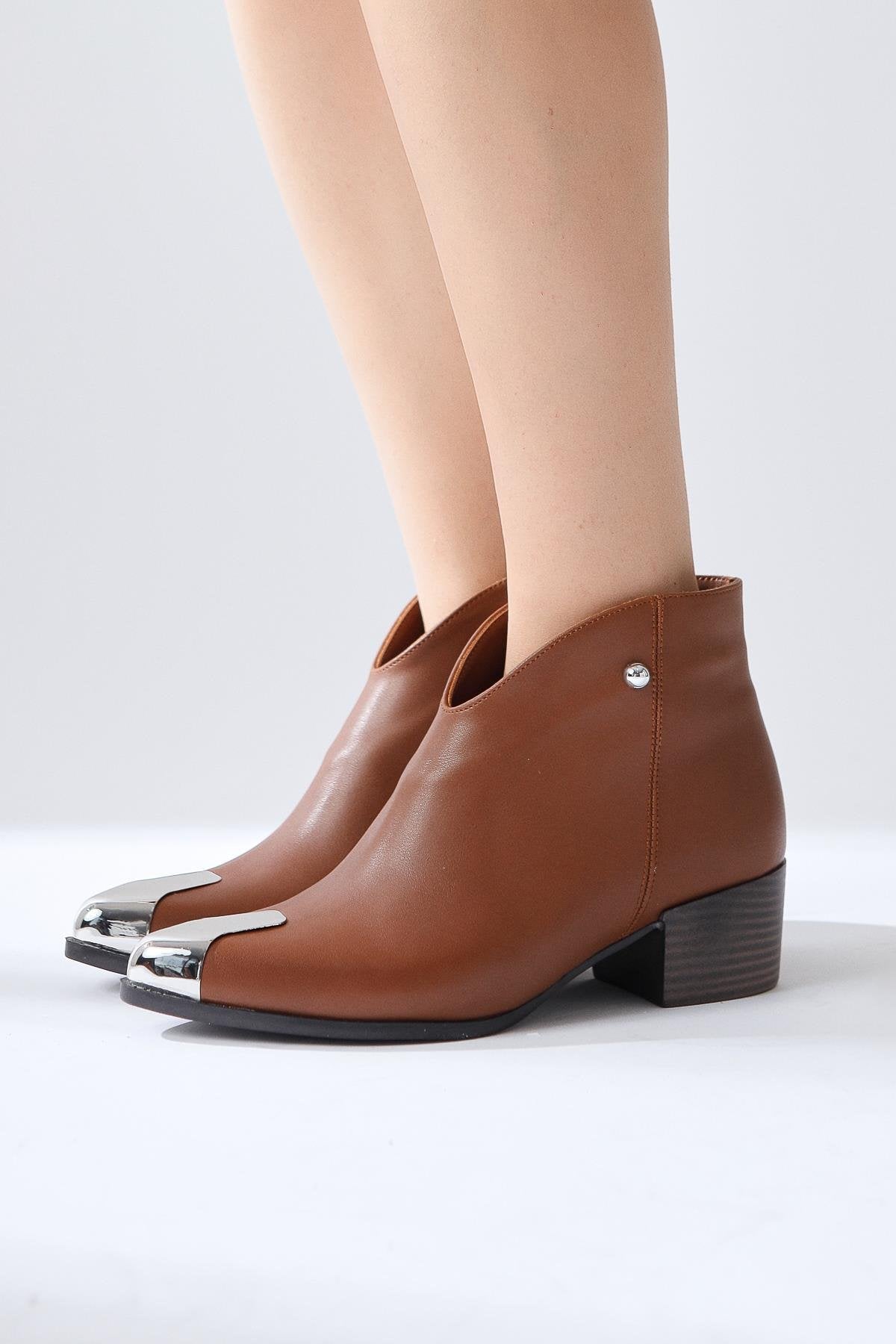 Jay – Cognac Pointed-Toe Metal-Detail Boot