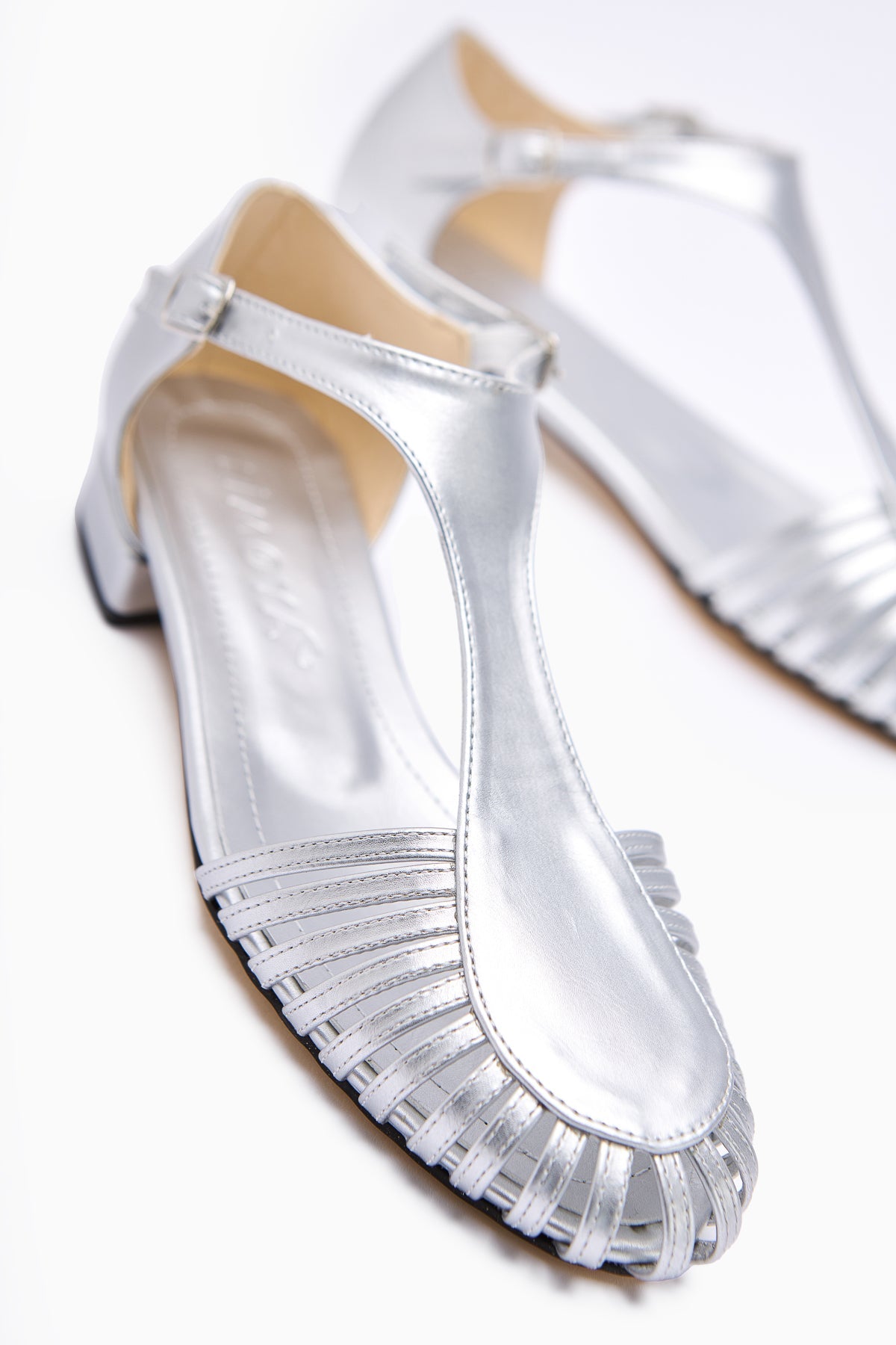 Jonna Silver Closed-Toe Buckled Women's Sandal