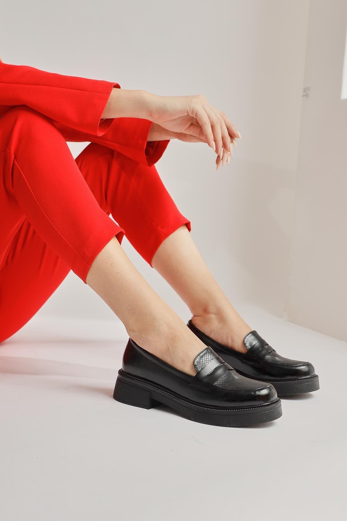 Weena – Black Patent Croc-Embossed-Detail Casual Shoe (Women)