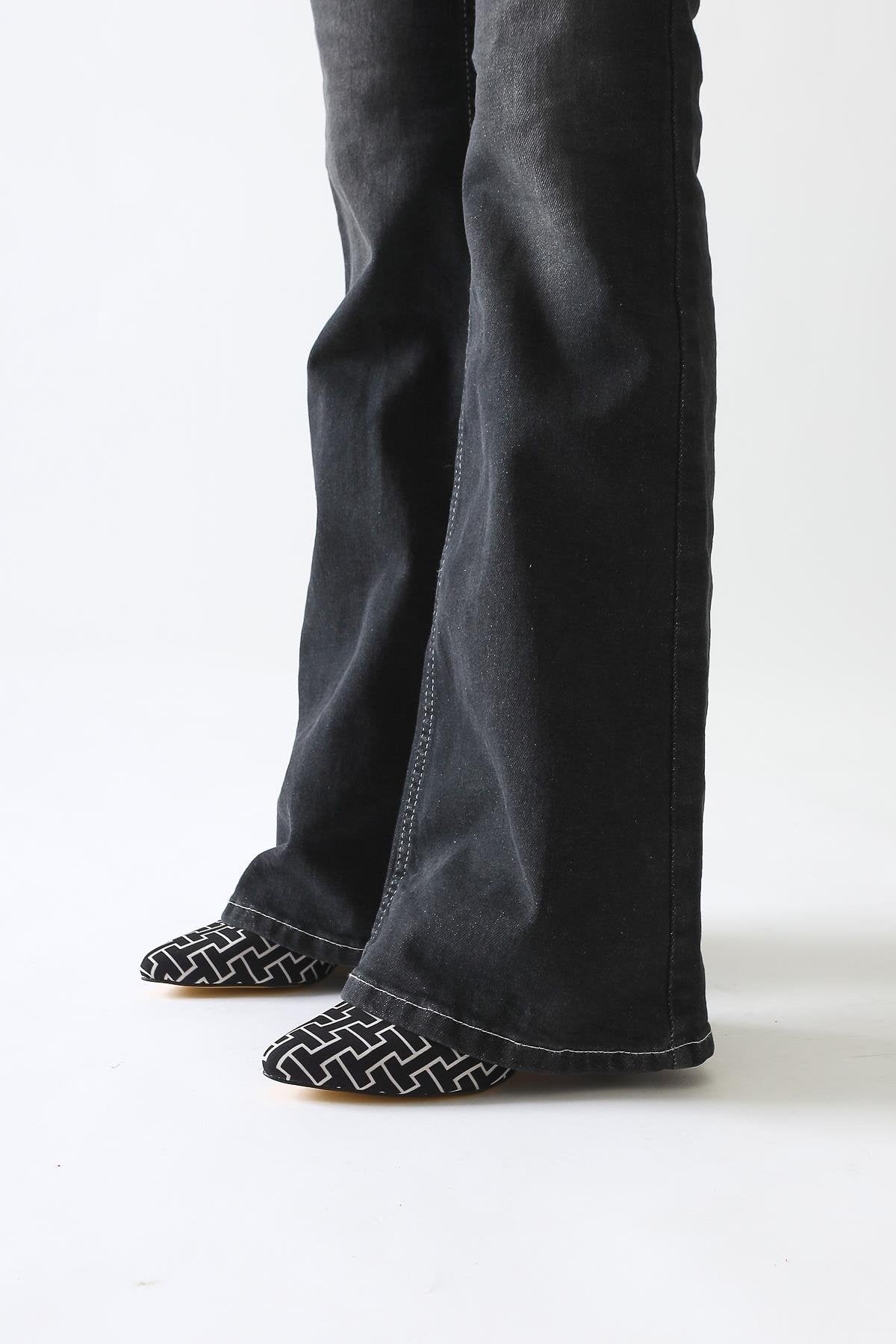 Ernesa - Black Geometric-Patterned Heeled Shoe (Women)