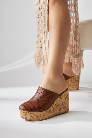 Viana Taba Closed-Toe Wedge Women's Slipper