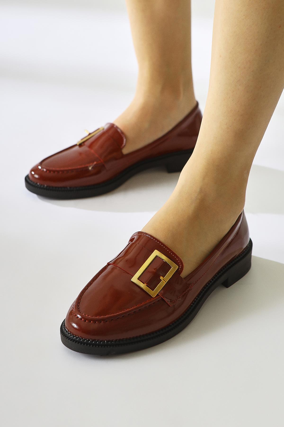 Arnesa Burgundy Patent Leather Shoe with Buckle Detail