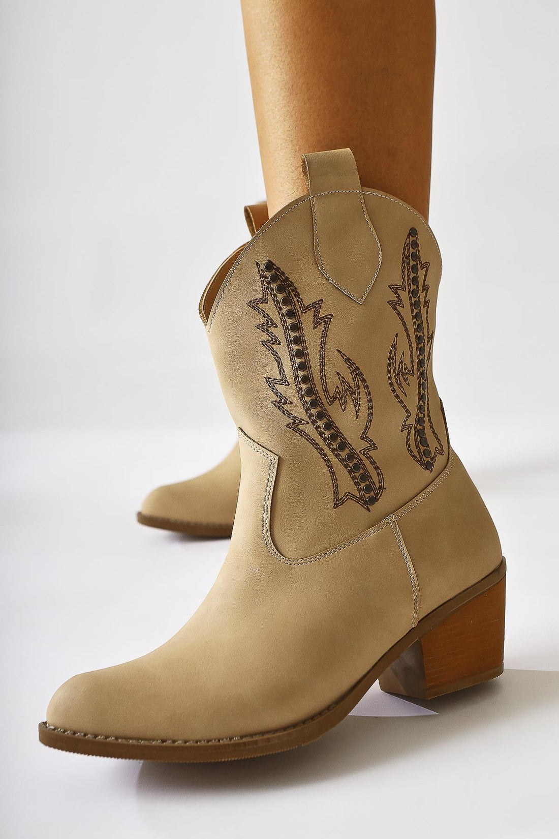 Fiza – Cream Pointed-Toe Embroidered Stud-Detail Western Boot (Women)