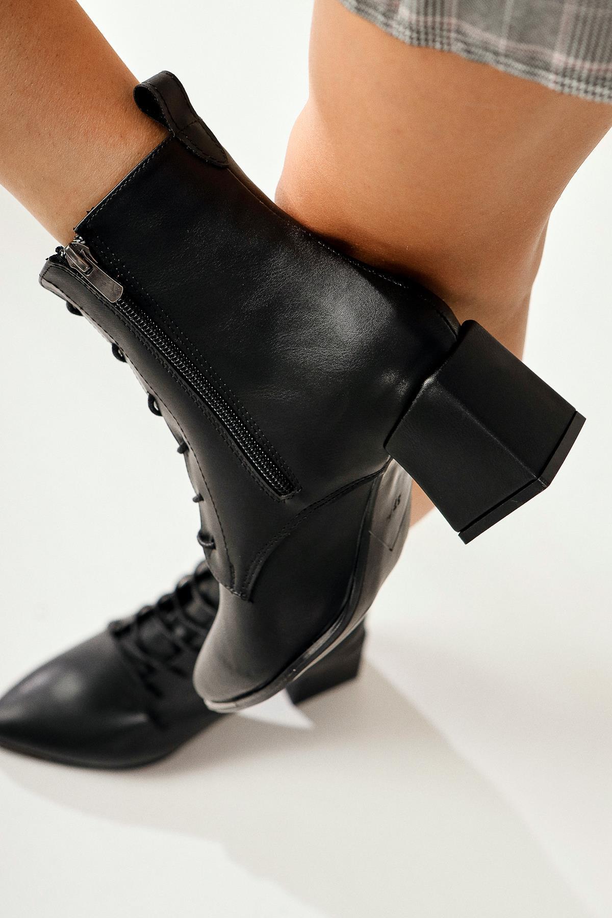 Kalaya – Black Pointed-Toe Zippered Heeled Boot