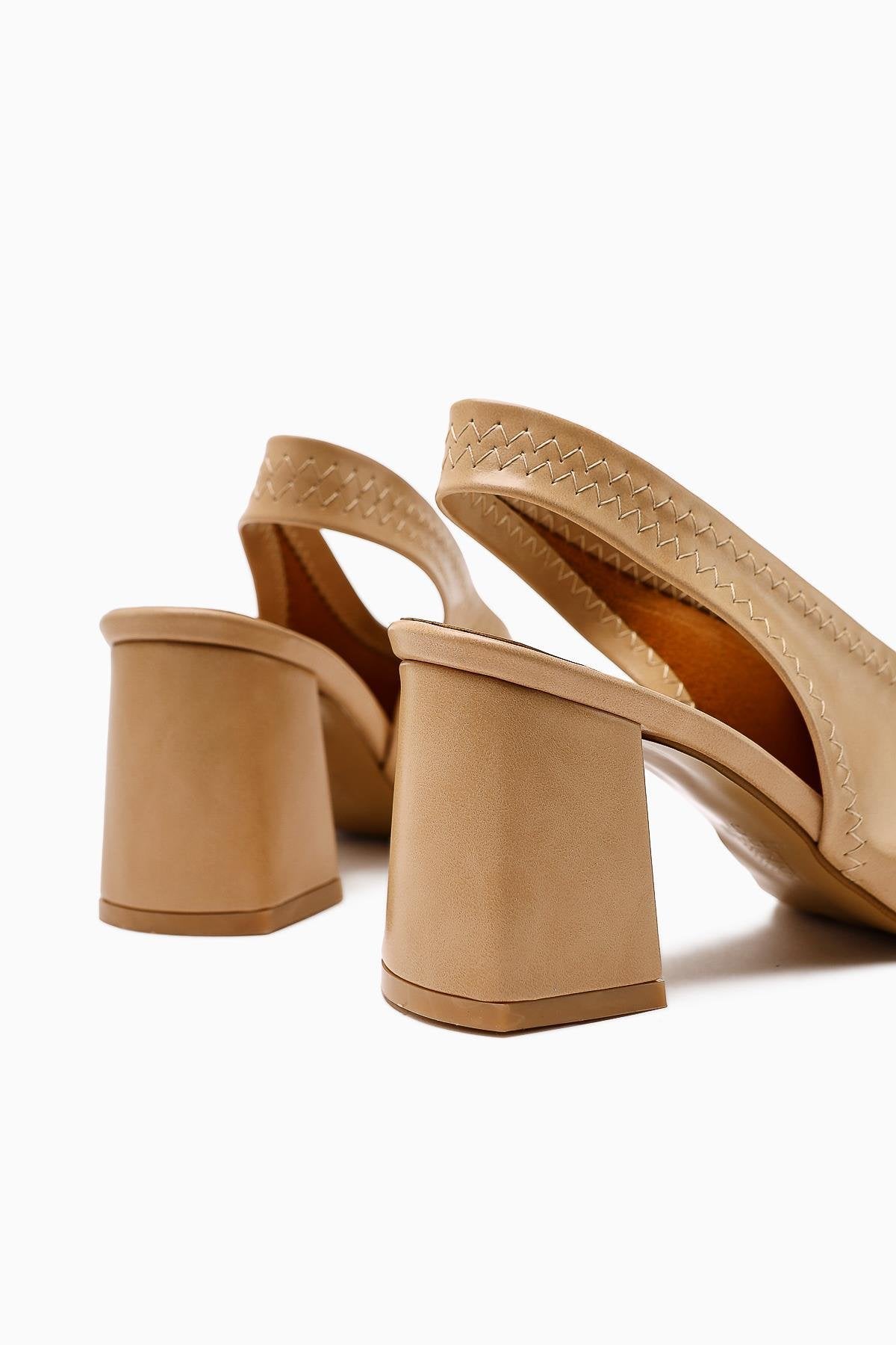 Essie Nude Pointed-Toe Elastic Stitch Detailed Chunky Heel Women's Shoe