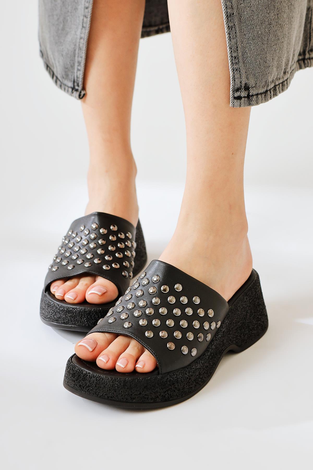 Fenthe – Black Stud-Detail Thick-Soled Slide (Women)